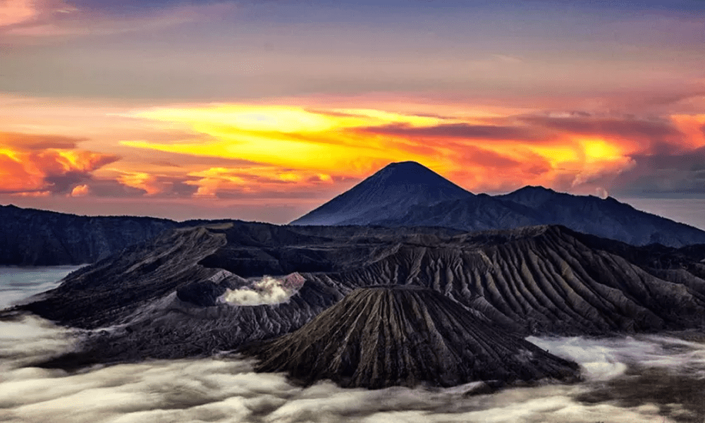 5 Gunung Terindah di Indonesia: Keajaiban Alam yang Mengagumkan