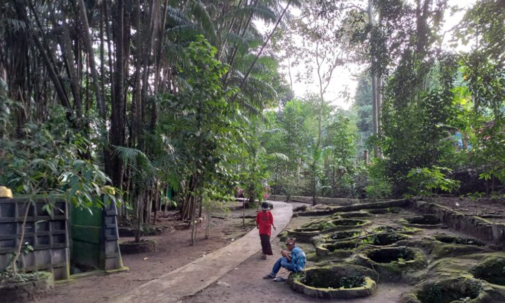 7 Sumur di Puncak Gunung Karang: Legenda & Keajaiban Alam