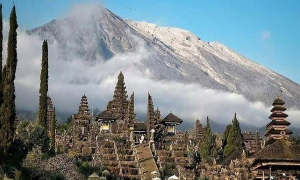 Gunung Agung di Bali Sebagai Puncak Sakral