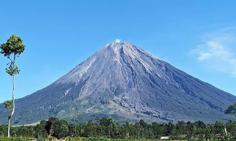 Keindahan Gunung Semeru dan Kisah Mistis di Baliknya