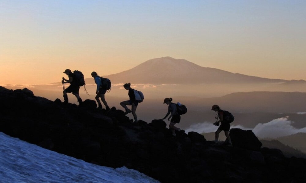 Mendaki Gunung: Tantangan dan Keindahan yang Menginspirasi